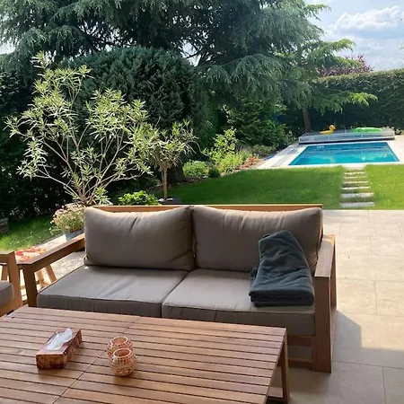 Villa Spacious With An Outdoor Pool In Cernosice