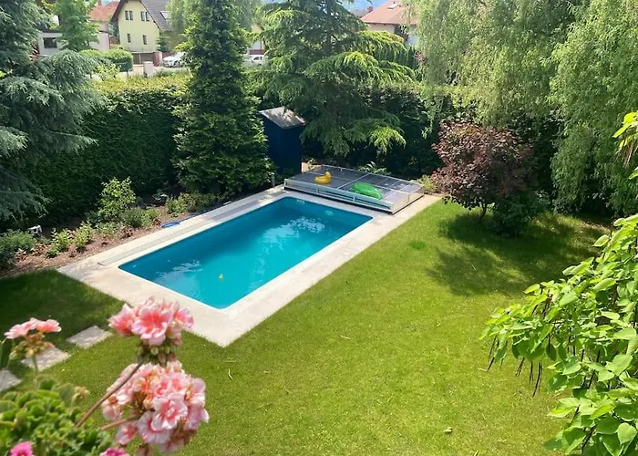Spacious With An Outdoor Pool In Willa Cernosice